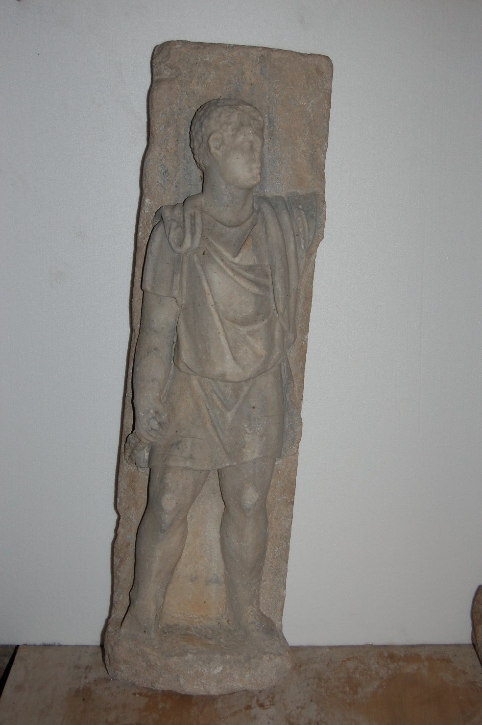 Figura virile in ambito militare (trabeazione, frammento) - arte greca, arte romana (secc. III a.C./ II a.C)