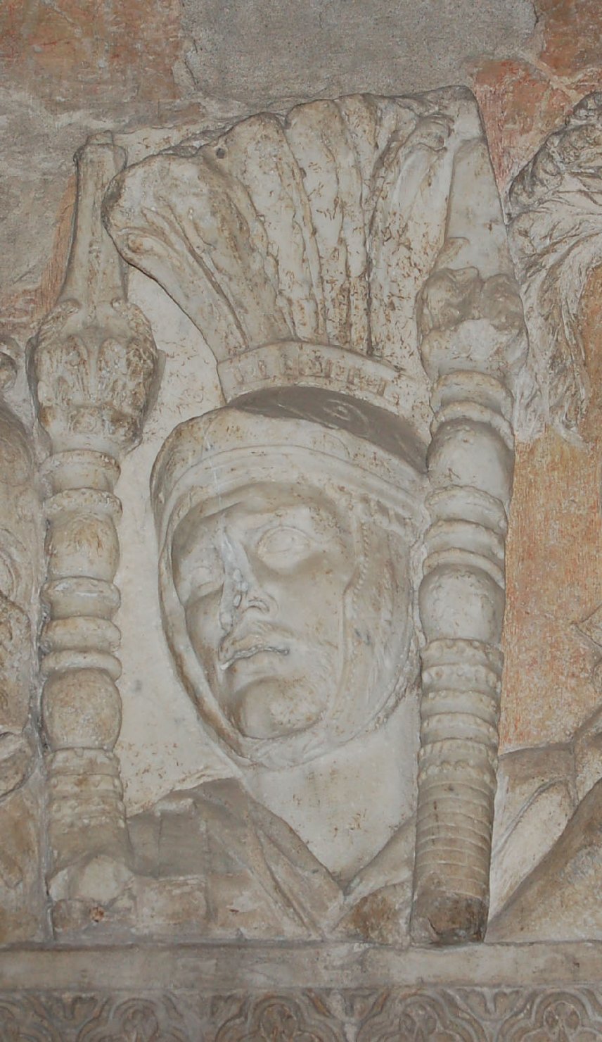 Figura di soldato romano con elmo e insegne (fregio) (rilievo, frammento) - arte romana (primo quarto sec. II)