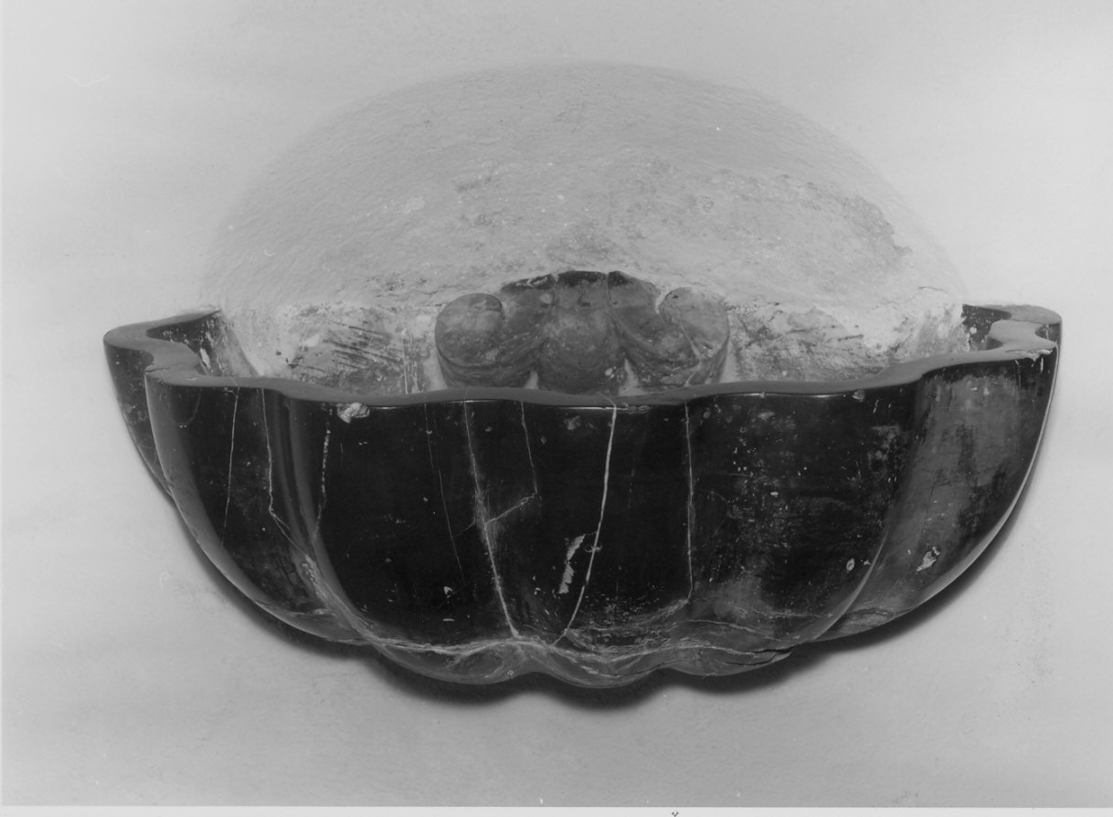 acquasantiera - a conchiglia, opera isolata - bottega lombarda (sec. XVIII)