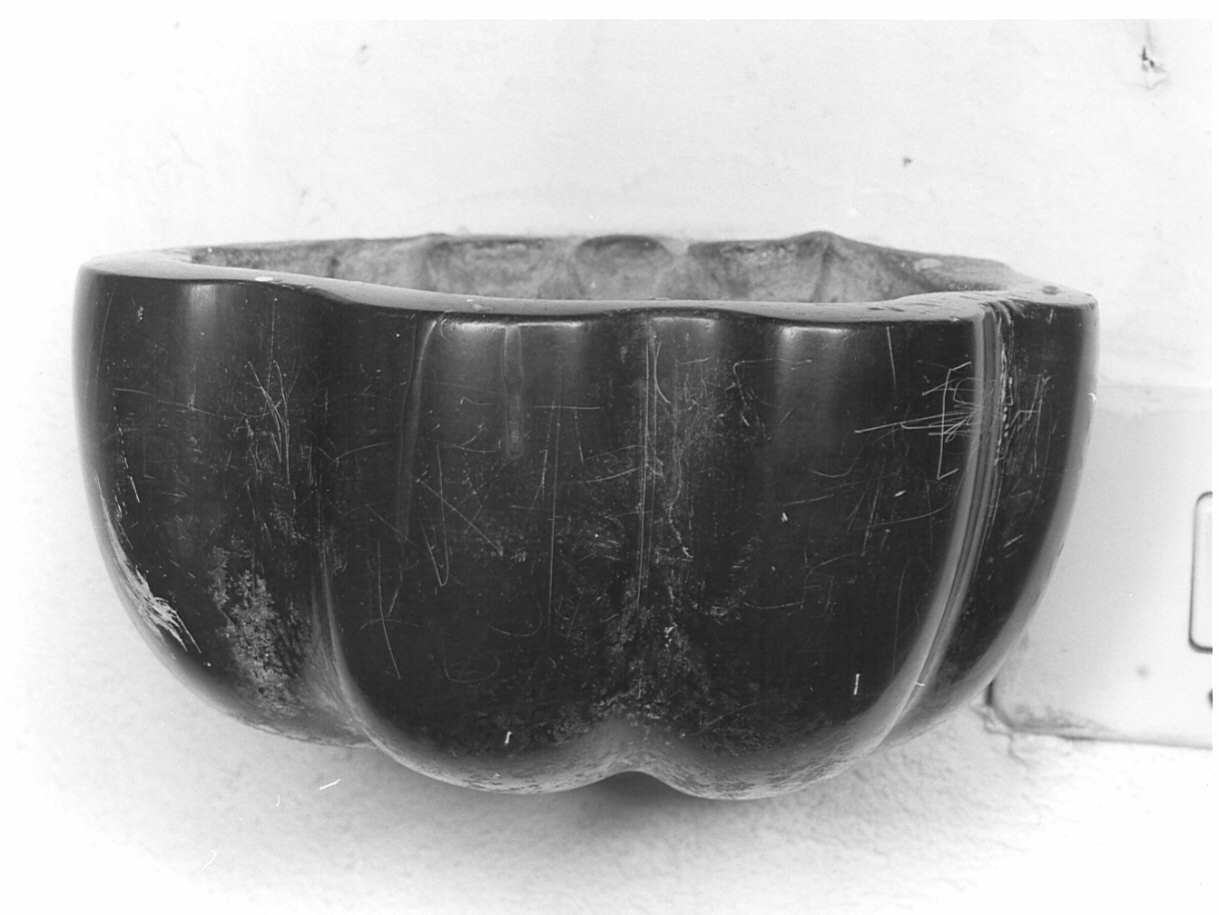 acquasantiera da parete, opera isolata - bottega lombarda (prima metà sec. XVIII)