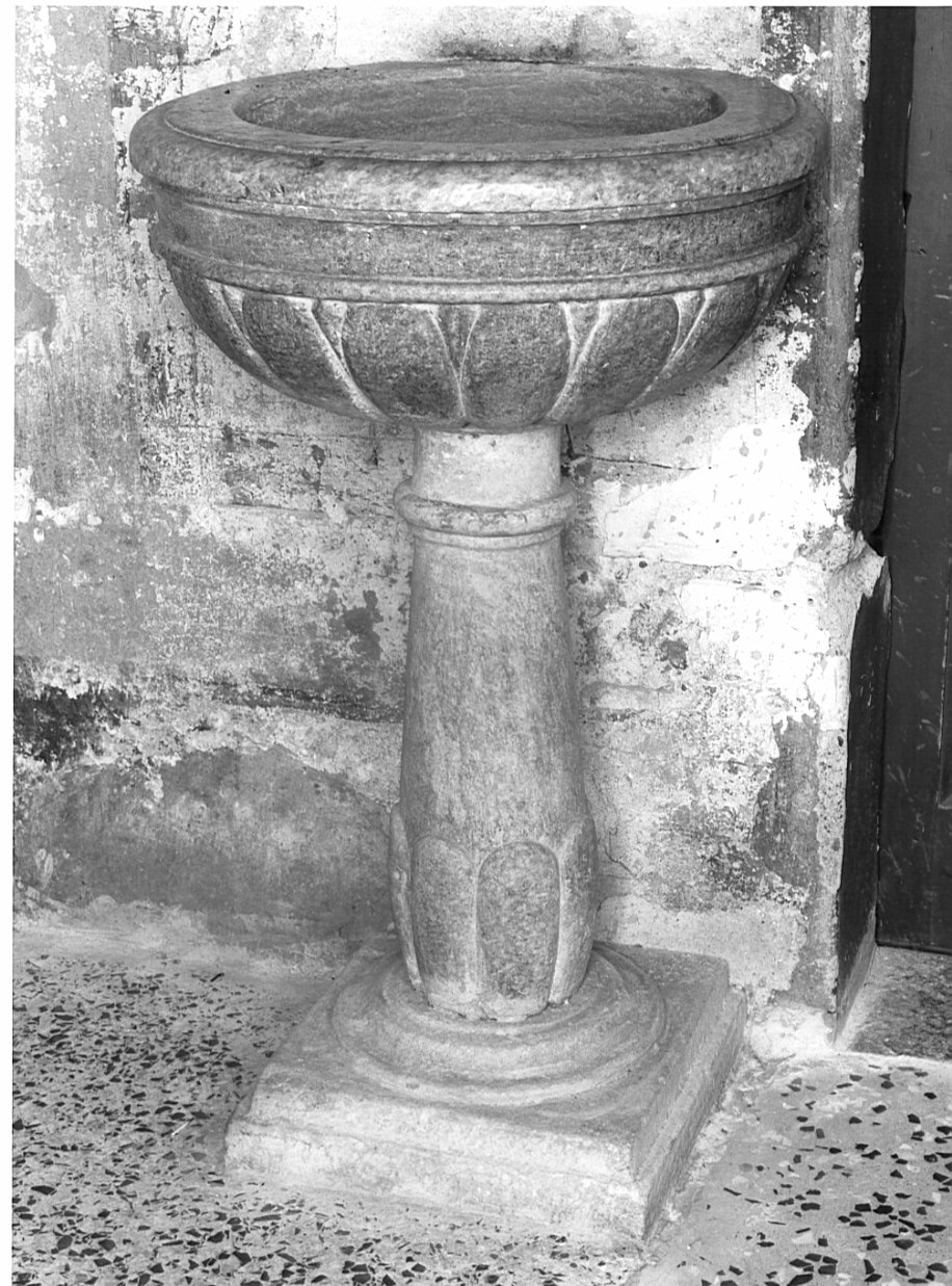 acquasantiera - a fusto, opera isolata - bottega lombarda (sec. XVI)