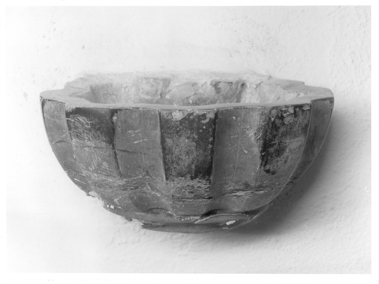 acquasantiera da parete, opera isolata - ambito lombardo (sec. XVIII)