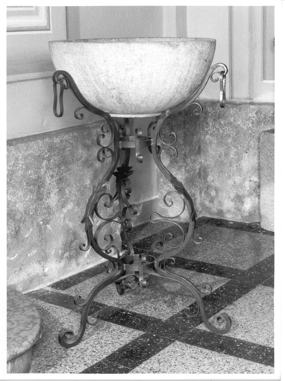 vasca di acquasantiera, opera isolata - ambito lombardo (sec. XV)