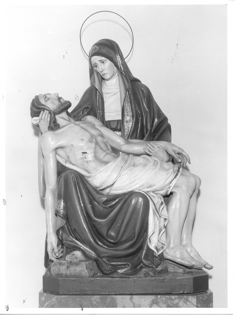 Pietà (gruppo scultoreo, opera isolata) - ambito altoatesino (primo quarto sec. XX)