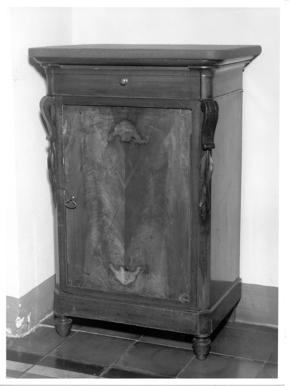 comodino, opera isolata - ambito lombardo (ultimo quarto sec. XIX)