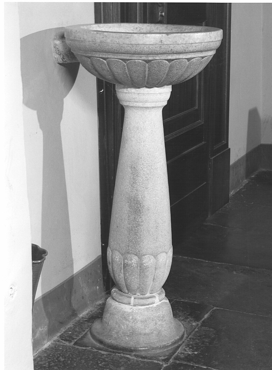 acquasantiera - a fusto, opera isolata - bottega lombarda (sec. XVII)