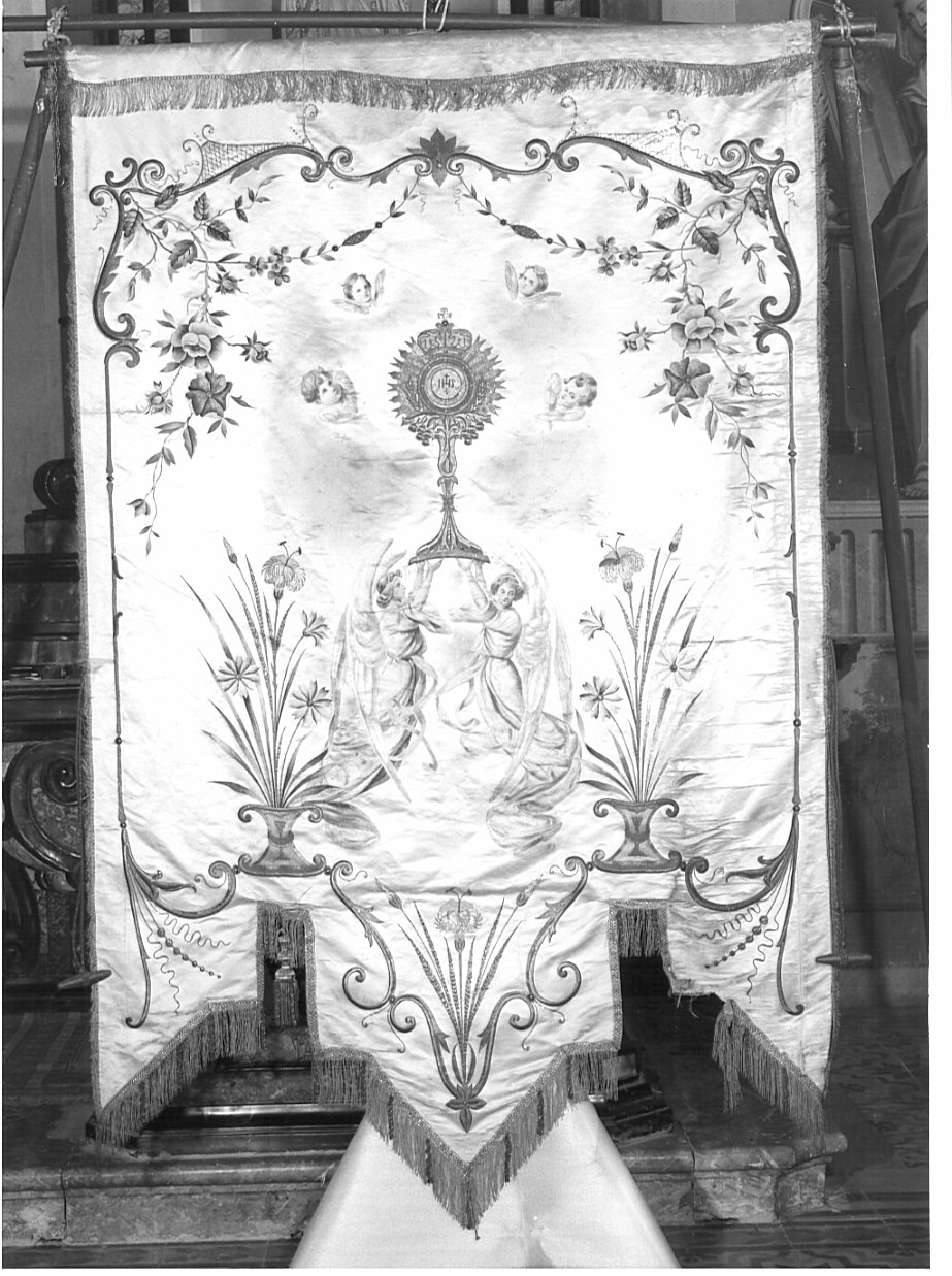 San Giuliano/ Santissimo Sacramento sorretto da angeli (stendardo processionale) - manifattura lombarda (primo quarto sec. XX)