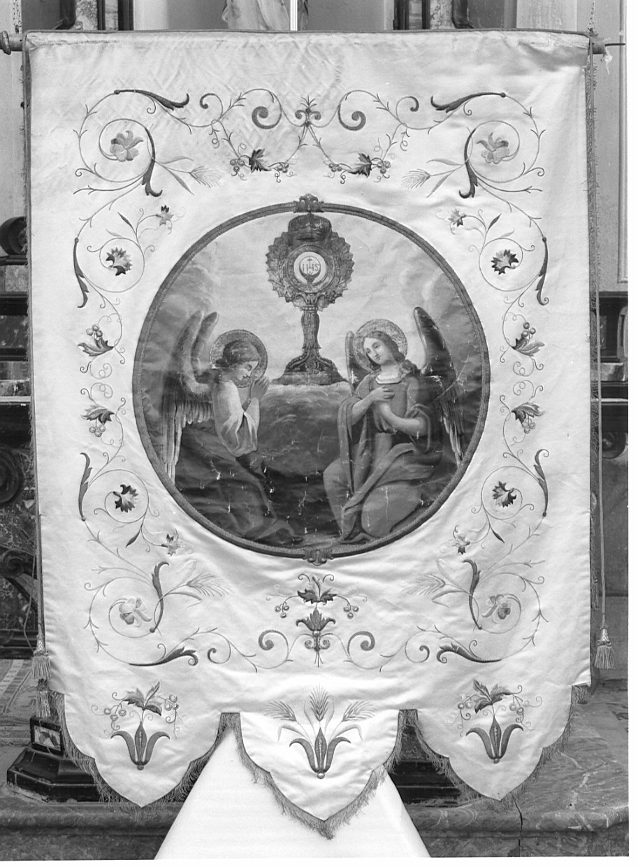 Madonna del Rosario con San Francesco d'Assisi e San Giuliano/ angeli in adorazione del Santissimo Sacramento (stendardo processionale) - manifattura lombarda (ultimo quarto sec. XIX)