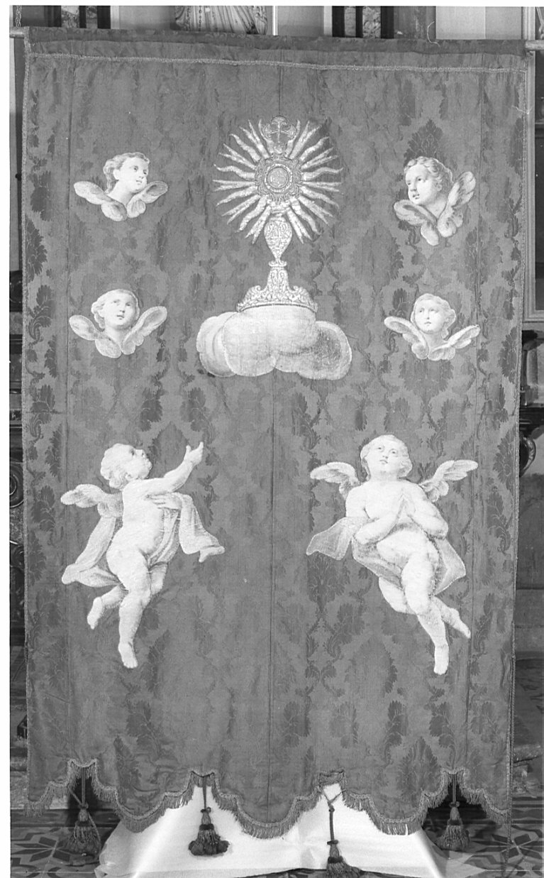 Santissimo Sacramento circondato da cherubini e putti alati (stendardo processionale) - manifattura lombarda (prima metà, terzo quarto sec. XVIII, sec. XX)