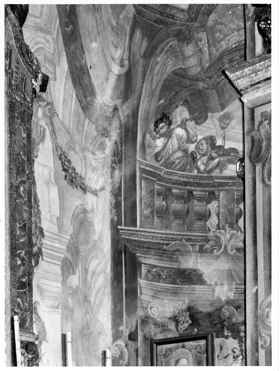 angeli musicanti/ architettura illusionistica (decorazione pittorica, complesso decorativo) - ambito lombardo (sec. XVIII)