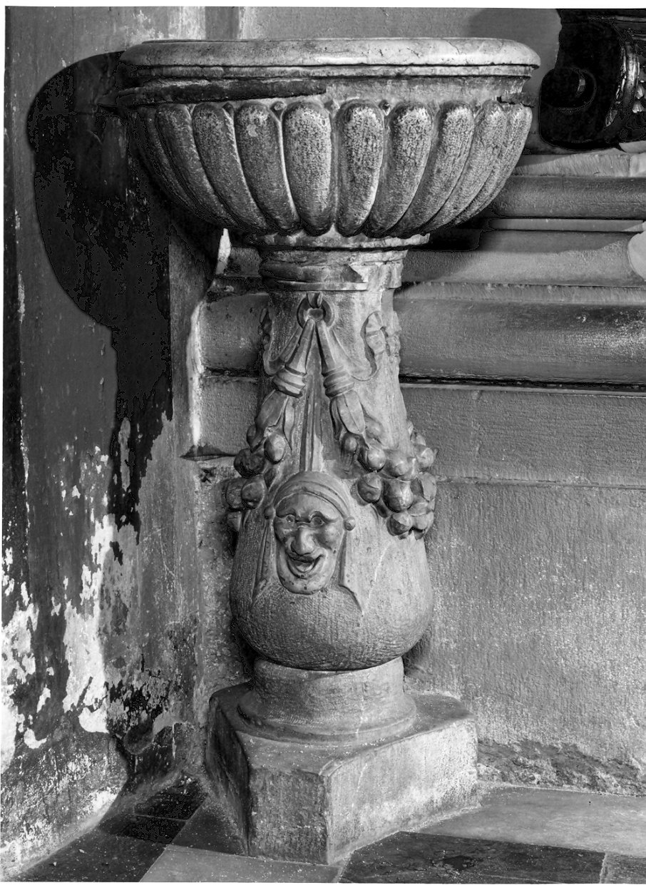 acquasantiera, opera isolata - bottega lombarda (sec. XVI)