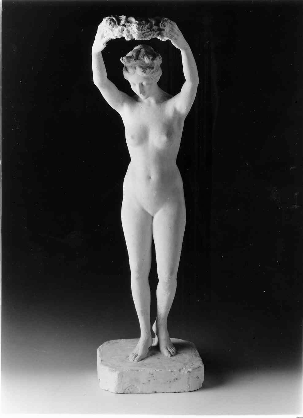 Nudo, figura femminile nuda in atto di deporre una corona di fiori (scultura, opera isolata) di Ricci Giovanni Battista (secondo quarto sec. XX)