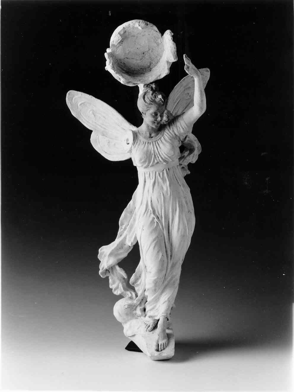 Allegoria, figura femminile alata (scultura, opera isolata) di Ricci Giovanni Battista (secondo quarto sec. XX)