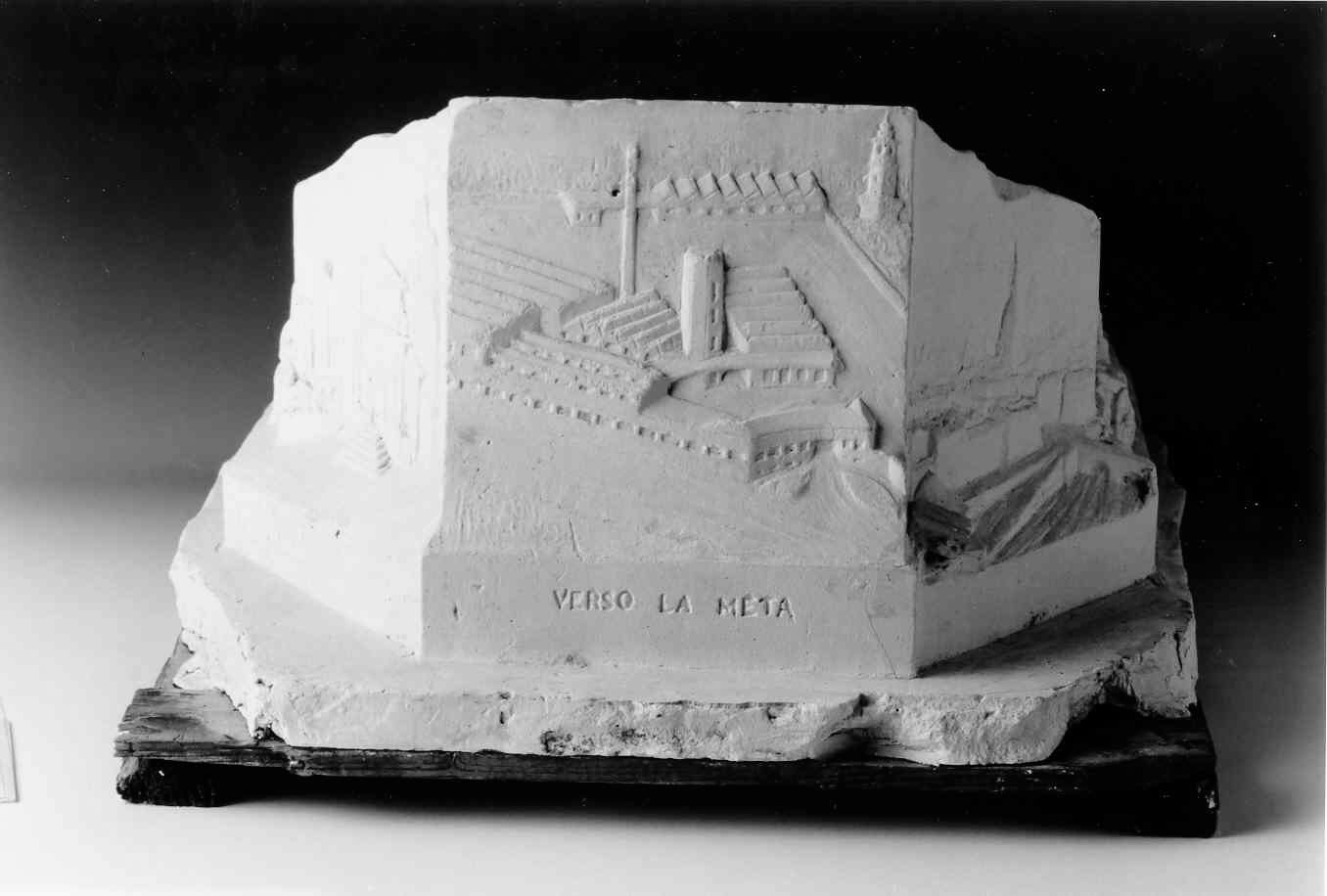 Verso la meta, Basamento per scultura con raffigurazione di stabilimenti (rilievo, opera isolata) di Ricci Giovanni Battista (secondo quarto sec. XX)