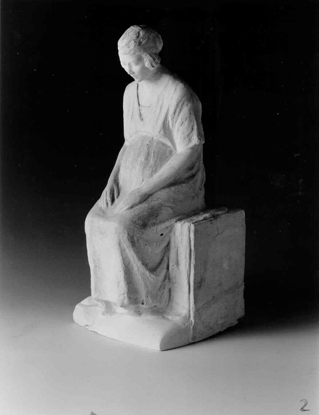 L'attesa, figura femminile seduta (scultura, opera isolata) di Ricci Giovanni Battista (secondo quarto sec. XX)