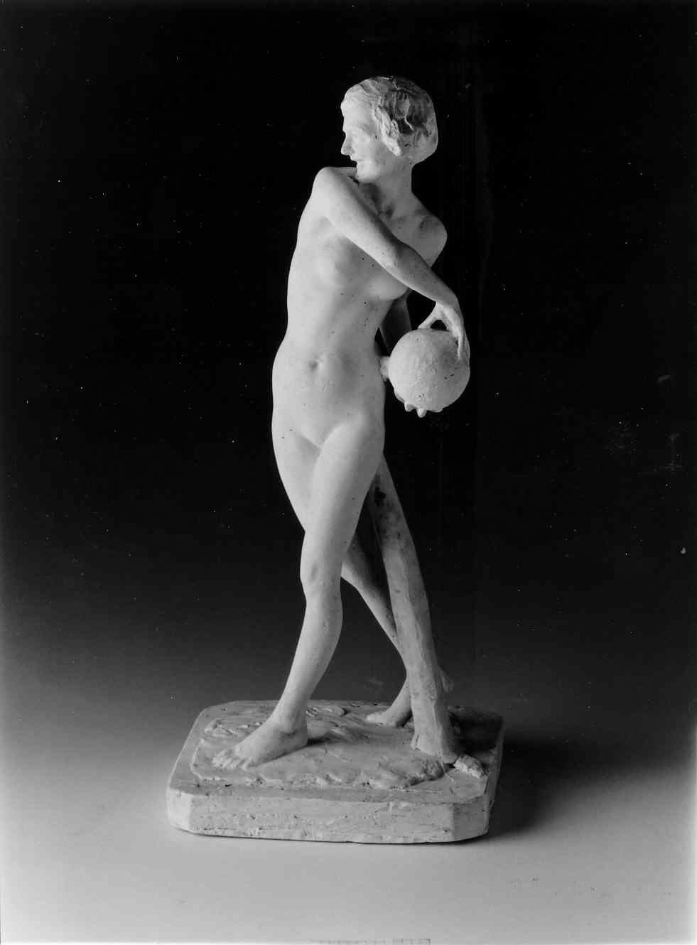 Sulla spiaggia, figura femminile nuda (scultura, opera isolata) di Ricci Giovanni Battista (secondo quarto sec. XX)