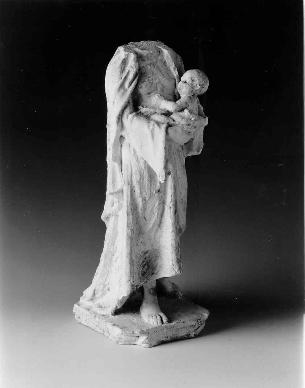 Maternità, figura femminile acefala con bambino (scultura, opera isolata) di Ricci Giovanni Battista (secondo quarto sec. XX)