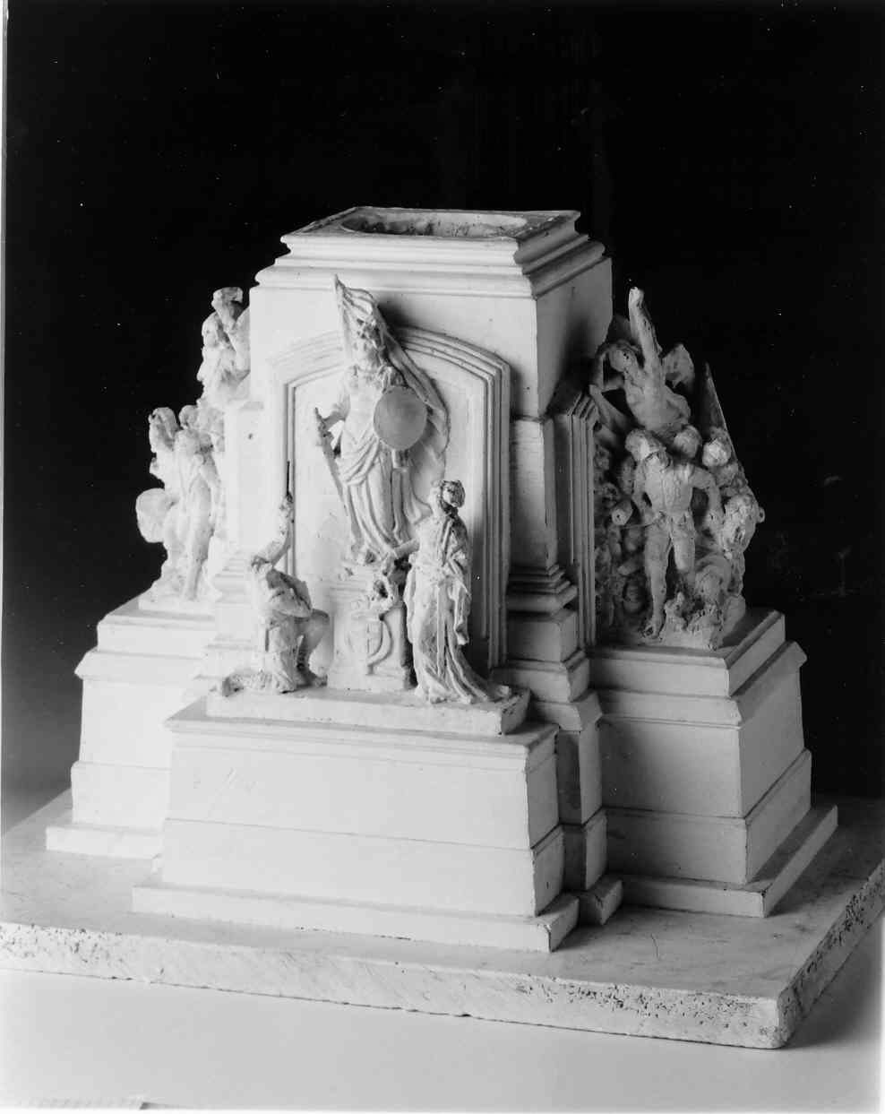 Monumento ai caduti di Vigevano (gruppo scultoreo, opera isolata) di Ricci Giovanni Battista (primo quarto sec. XX)