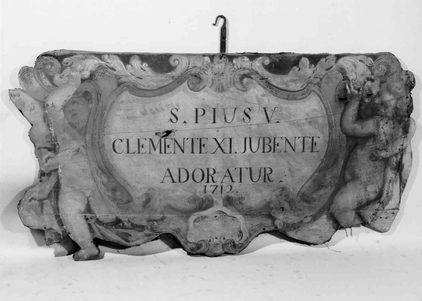 lapide retta da due putti (pannello, opera isolata) - ambito italiano (sec. XVII, sec. XVIII)