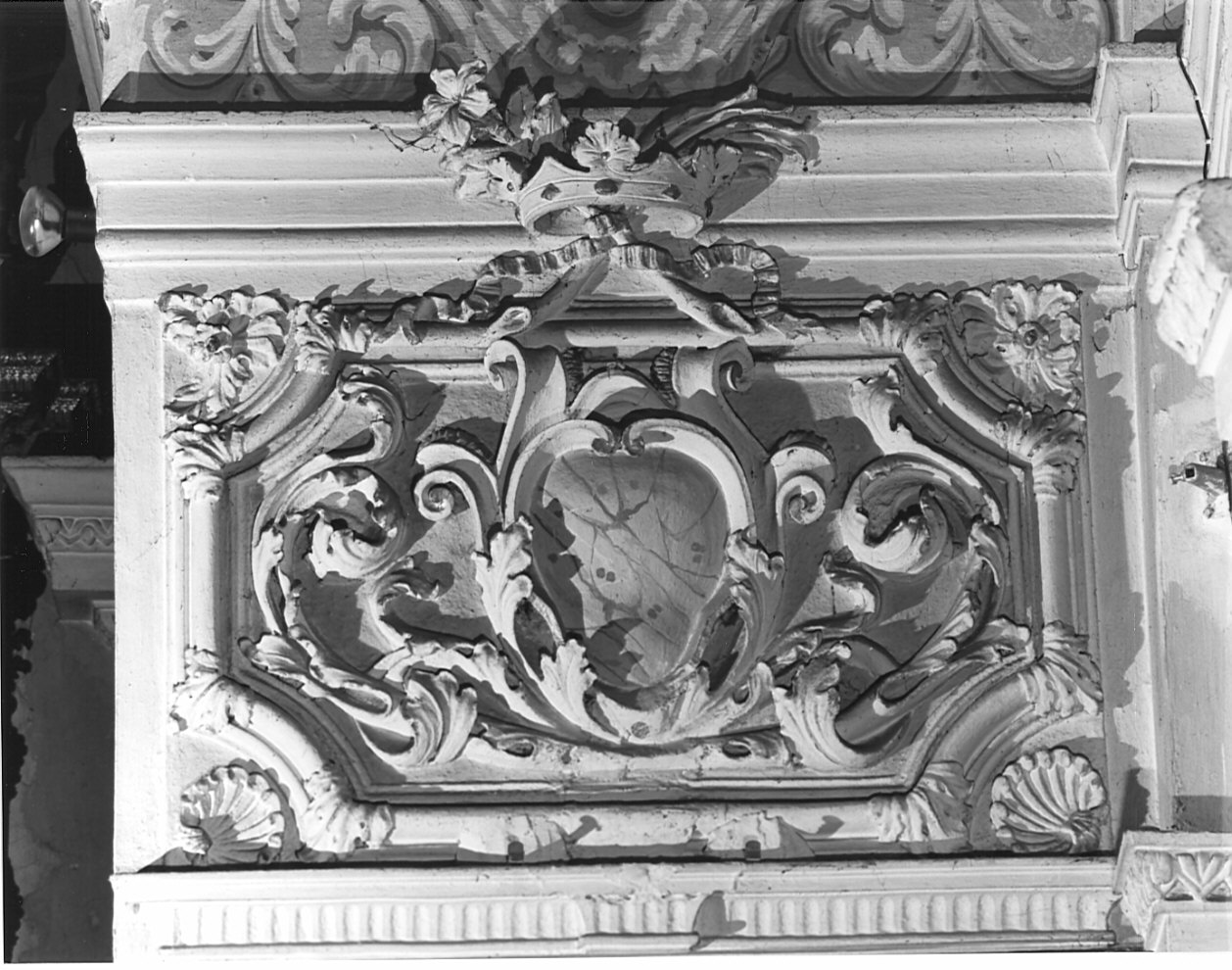 motivi decorativi a girali/ corona (decorazione plastica) - ambito valtellinese (seconda metà sec. XVII)
