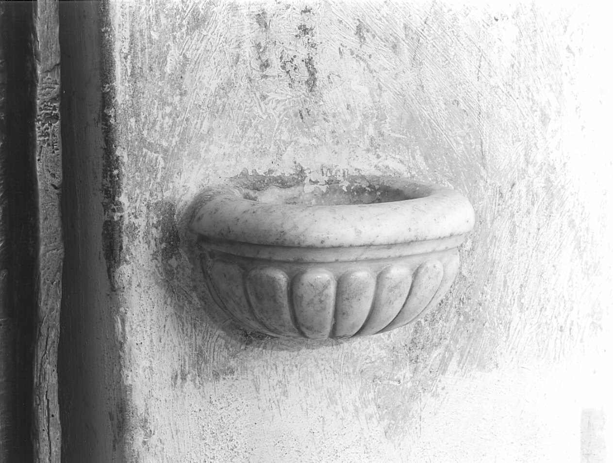 acquasantiera da parete - ambito lombardo (sec. XVII)