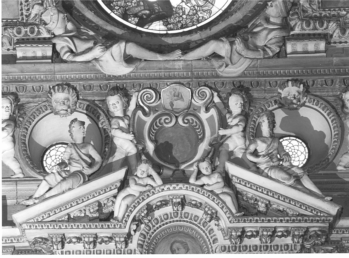 Madonna con Bambino e angeli (decorazione plastica) di Fontana Francesco, Bianchi Giuseppe, Borseri Martino, Bianchi Pompeo (secc. XVI/ XVII)