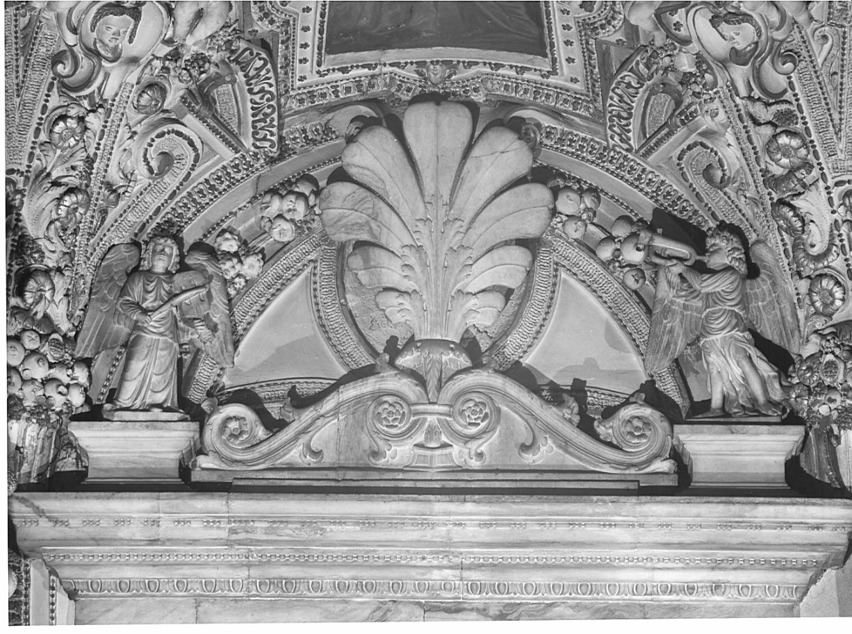 angeli musicanti/ motivi decorativi a volute vegetali/ motivi decorativi vegetali (decorazione plastica) di Borseri Martino, Fontana Francesco, Bianchi Giuseppe, Bianchi Pompeo (secc. XVI/ XVII)