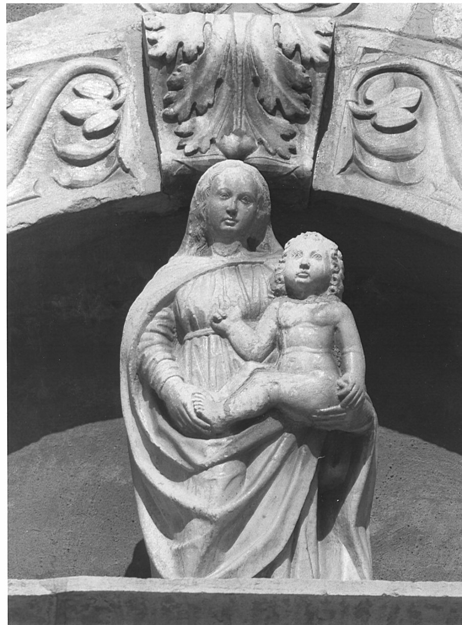 Madonna con Bambino in trono (scultura) di Rodari Bernardino (scuola) (inizio sec. XVI)
