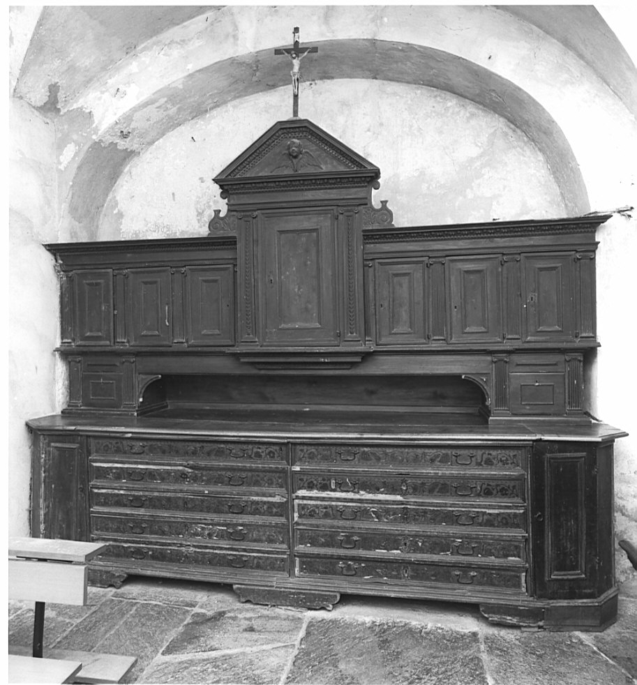 mobile da sacrestia con alzata - ambito lombardo (sec. XVII)