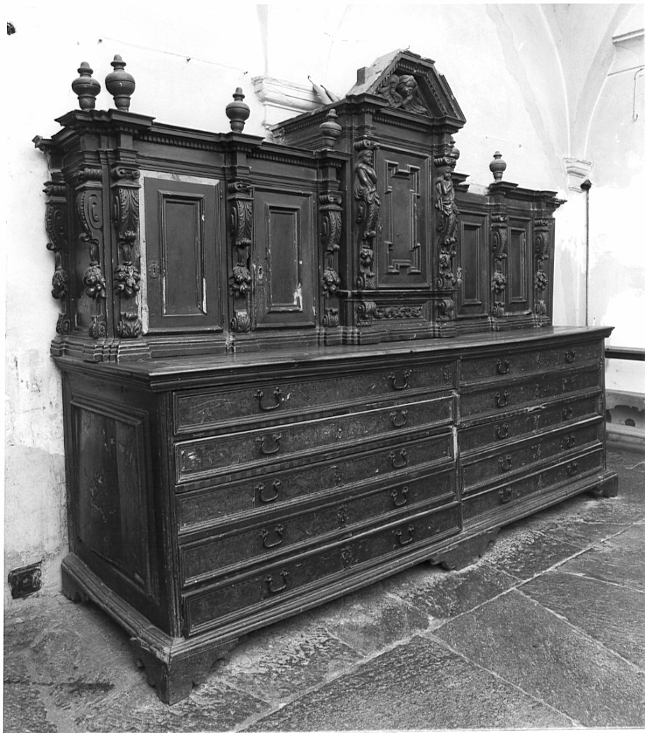 mobile da sacrestia con alzata - ambito lombardo (sec. XVII)