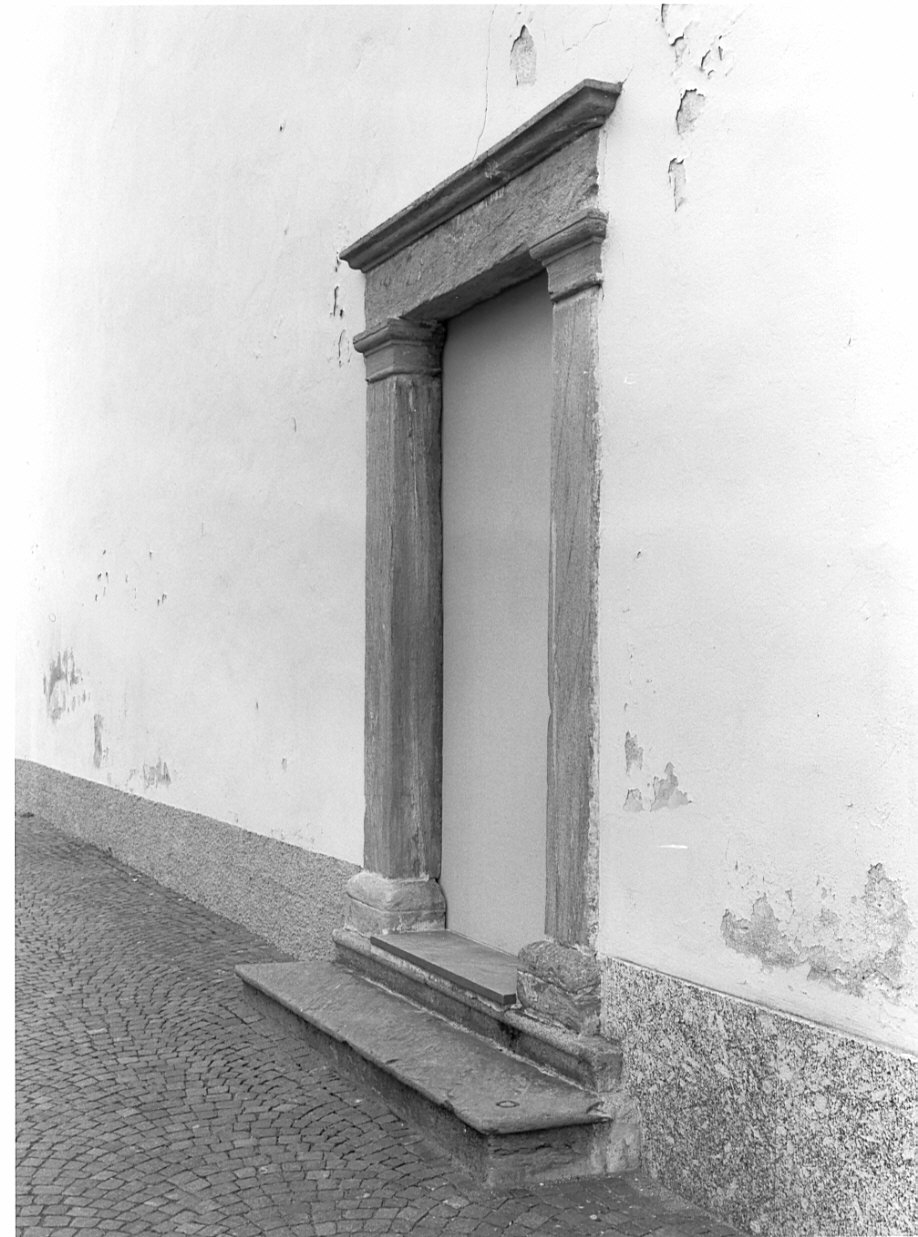 portale architravato - ambito valtellinese (prima metà sec. XVIII)
