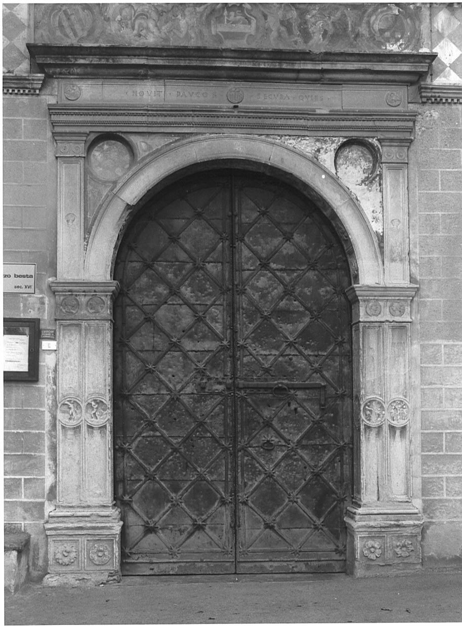 portale architravato, complesso decorativo di Rodari Bernardino (maniera) (sec. XVI)