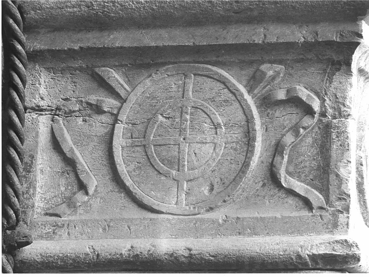 Motivi decorativi geometrici/ rotella celtica (rilievo, elemento d'insieme) di Rodari Bernardino (maniera) (sec. XVI)