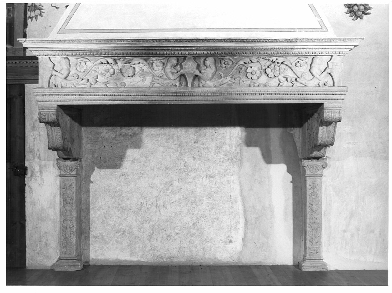 Motivi decorativi fitomorfi/ stemma gentilizio della famiglia Guicciardi/ stemma gentilizio della famiglia Alberti (rilievo, elemento d'insieme) - bottega lombarda (sec. XX)