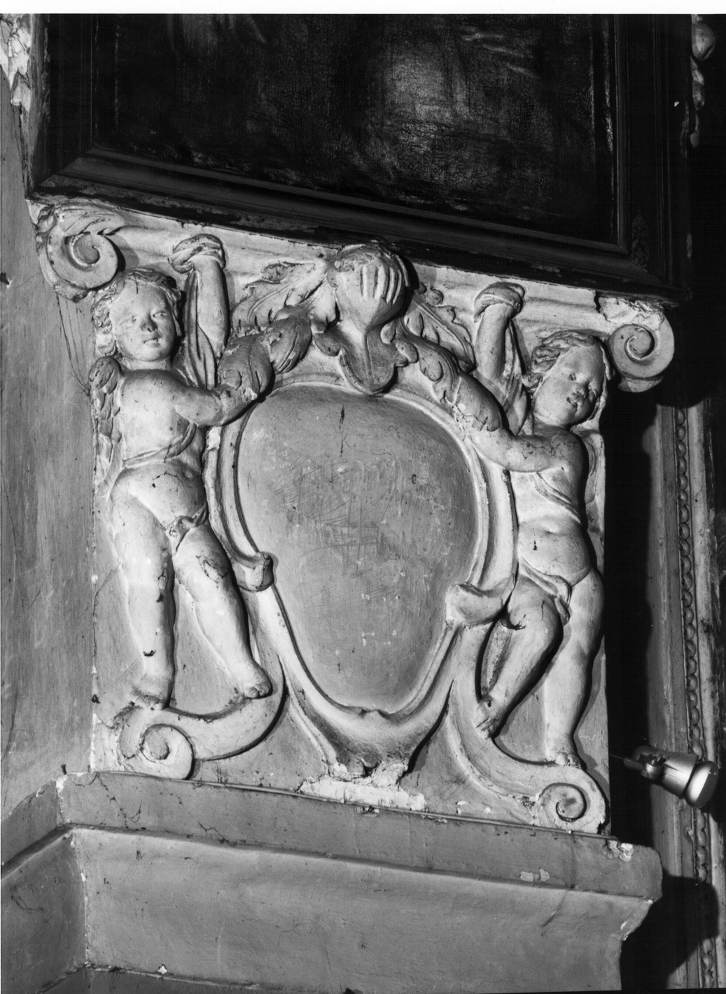 angelo reggistemma (decorazione plastica, elemento d'insieme) - ambito lombardo (sec. XVII)