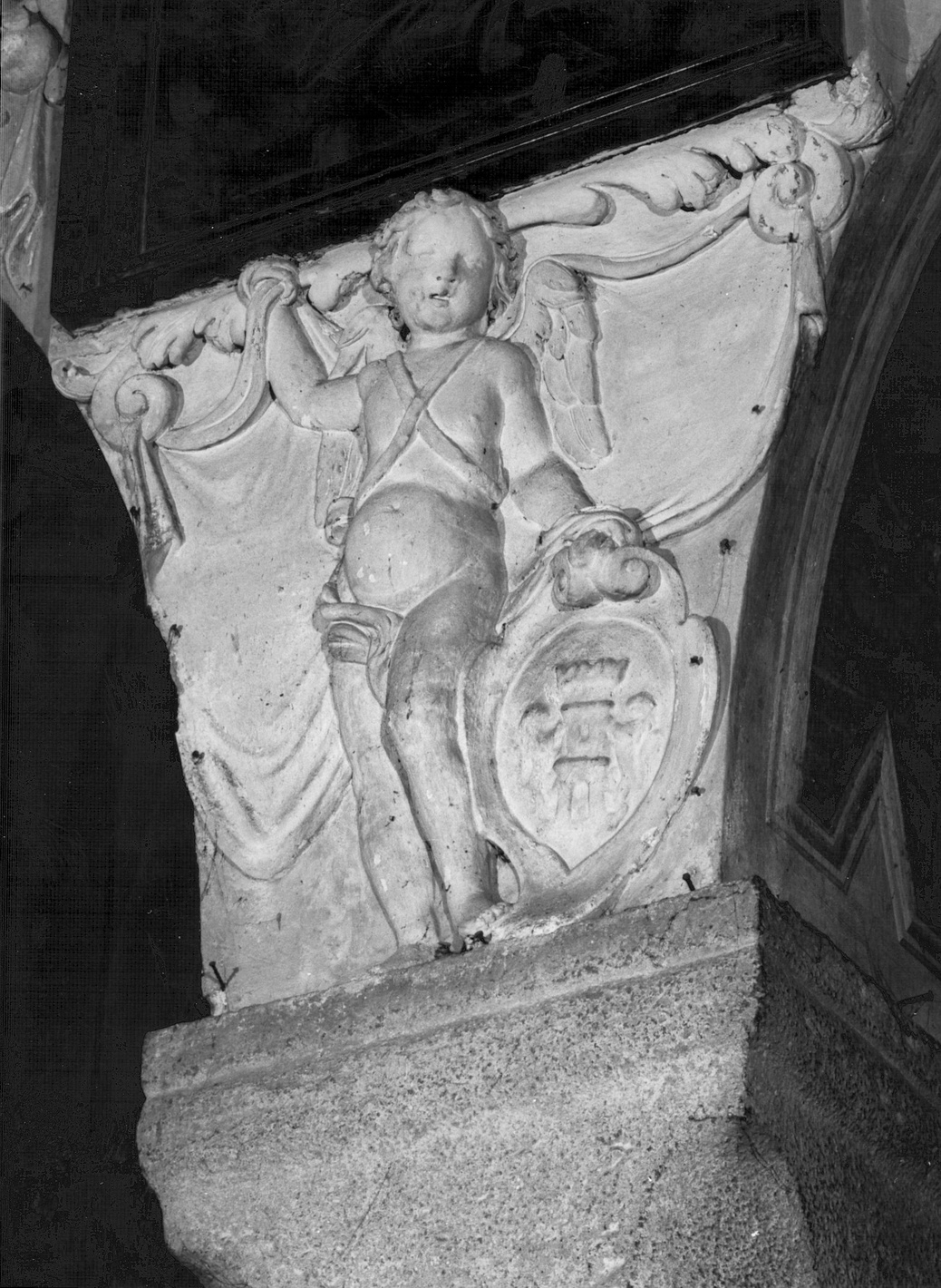 angelo reggistemma (decorazione plastica, elemento d'insieme) - ambito lombardo (sec. XVII)