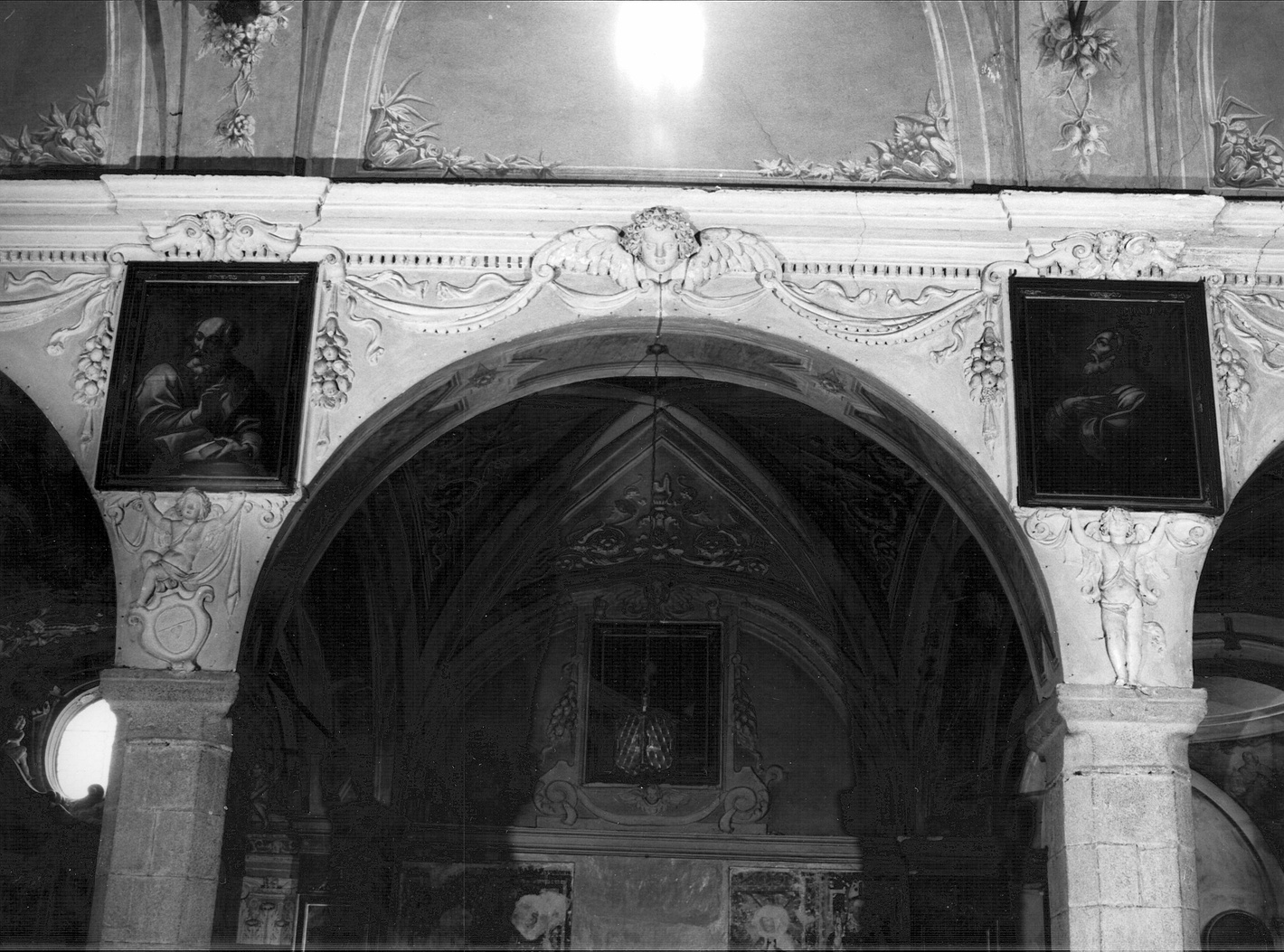 motivi decorativi vegetali a festoni con nastri e putti (decorazione plastica, elemento d'insieme) - ambito lombardo (sec. XVII)