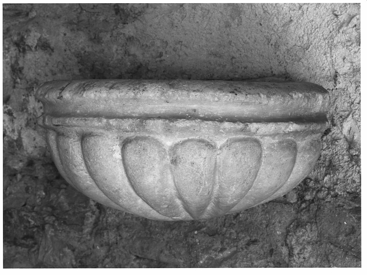 acquasantiera da parete, opera isolata - ambito lombardo (sec. XVII)