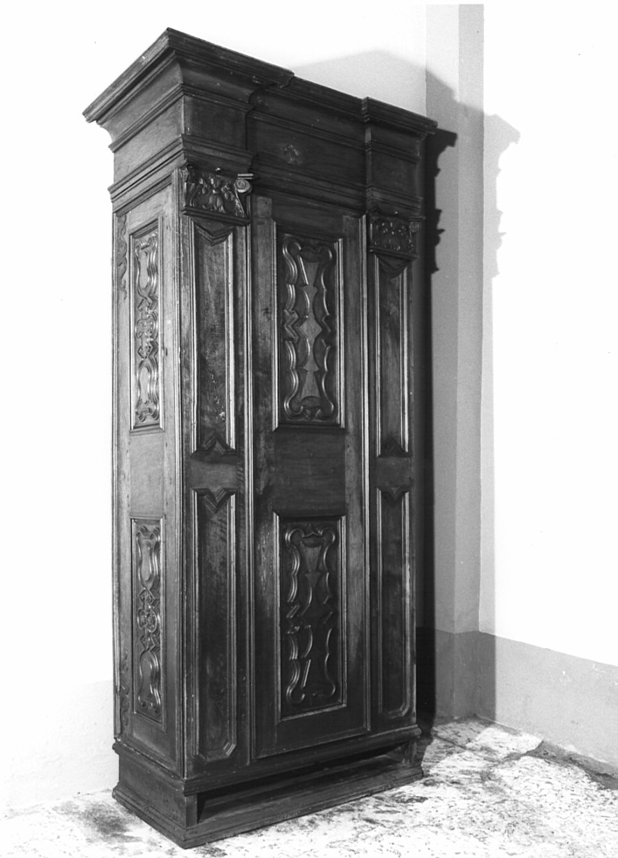 armadio, opera isolata - produzione lombarda (sec. XVIII)