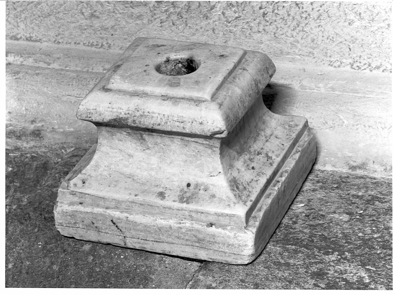 base per il cero pasquale, coppia - ambito valtellinese (sec. XVIII)