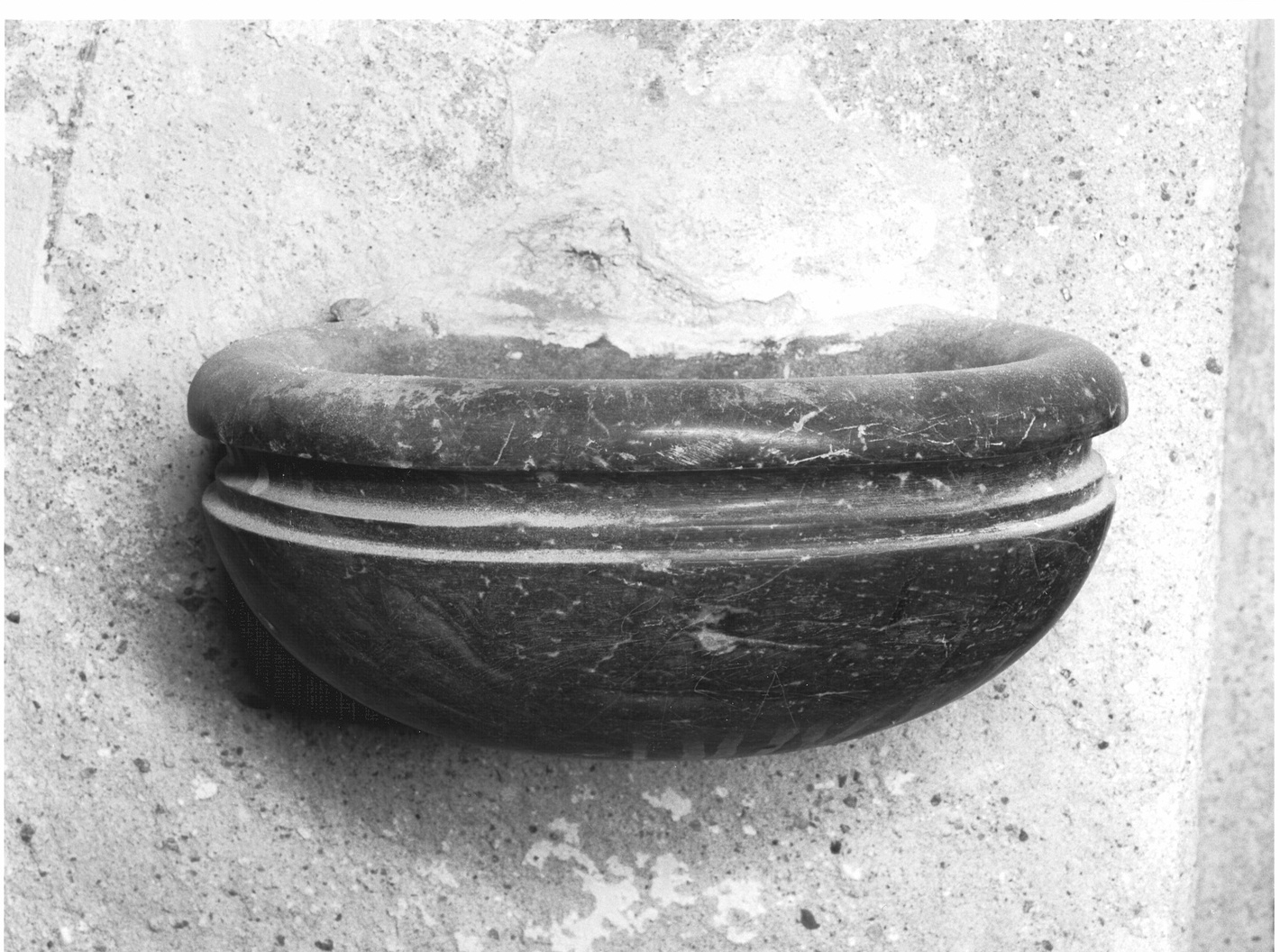 acquasantiera da parete, opera isolata - bottega lombarda (fine/inizio secc. XIX/ XX)