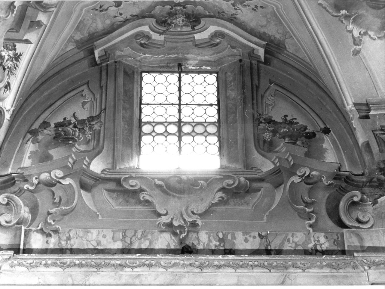 architettura illusionistica (dipinto, elemento d'insieme) di Fiori Filippo (attribuito), Giussani Giovanni Maria (attribuito) (sec. XVIII)