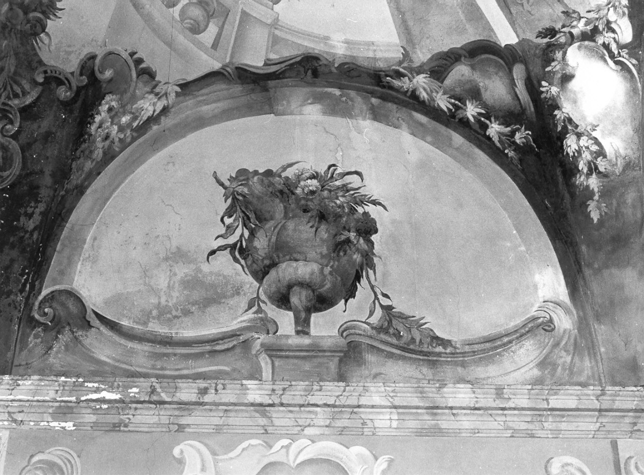 motivi decorativi a medaglioni con vaso di fiori (dipinto, elemento d'insieme) di Fiori Filippo, Giussani Giovanni Maria (sec. XVIII)