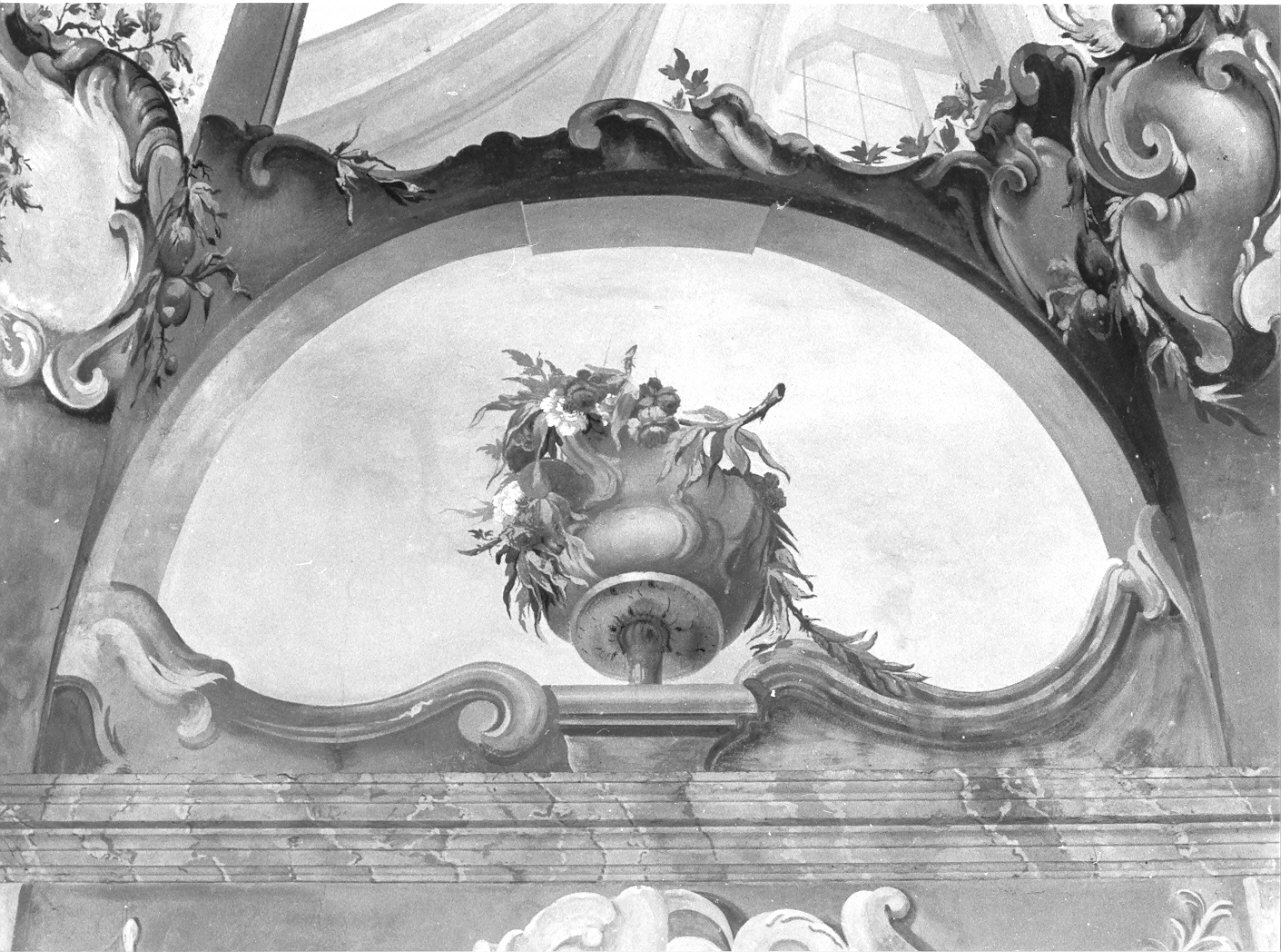 motivi decorativi a finte architetture con vaso di fiori (dipinto, elemento d'insieme) di Fiori Filippo, Giussani Giovanni Maria (sec. XVIII)