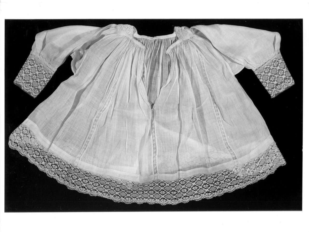 camice ecclesiastico, opera isolata - manifattura italiana (inizio sec. XIX, sec. XX)