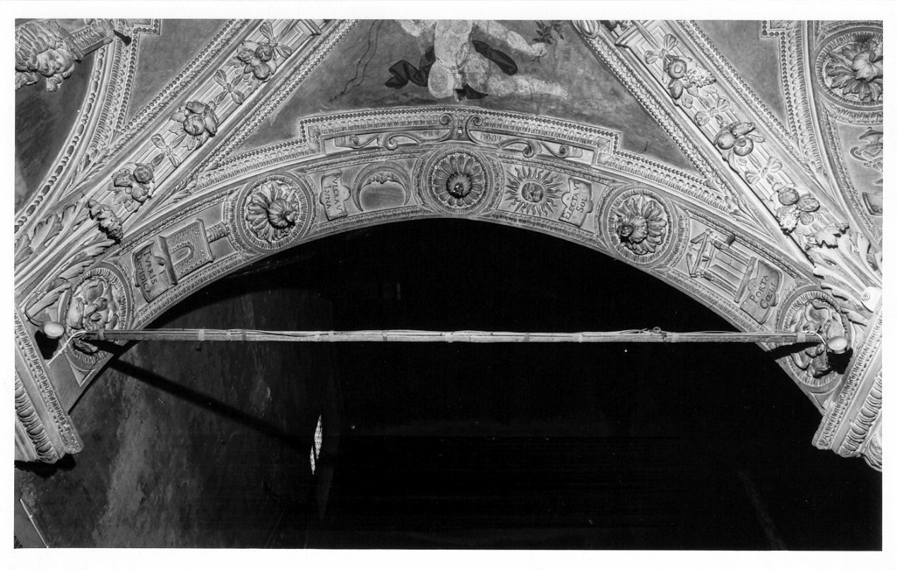 simboli mariani (decorazione plastica, elemento d'insieme) di Casella Alessandro (prima metà sec. XVII)