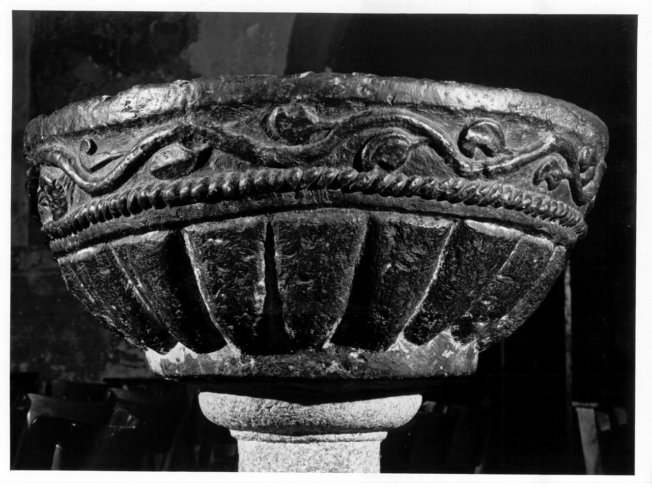 acquasantiera - a fusto, opera isolata - ambito valtellinese (metà sec. XVI)