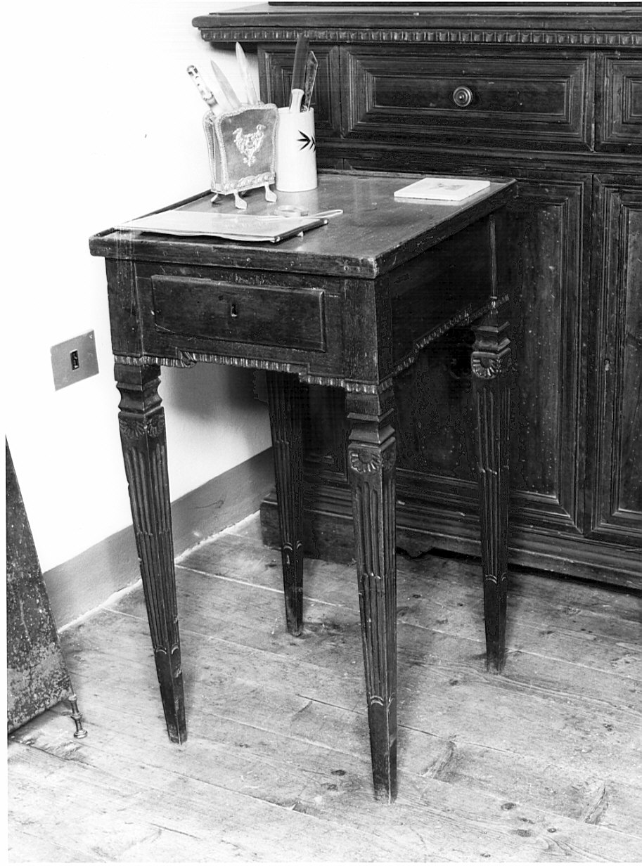 tavolo, opera isolata - bottega italiana (prima metà sec. XIX)