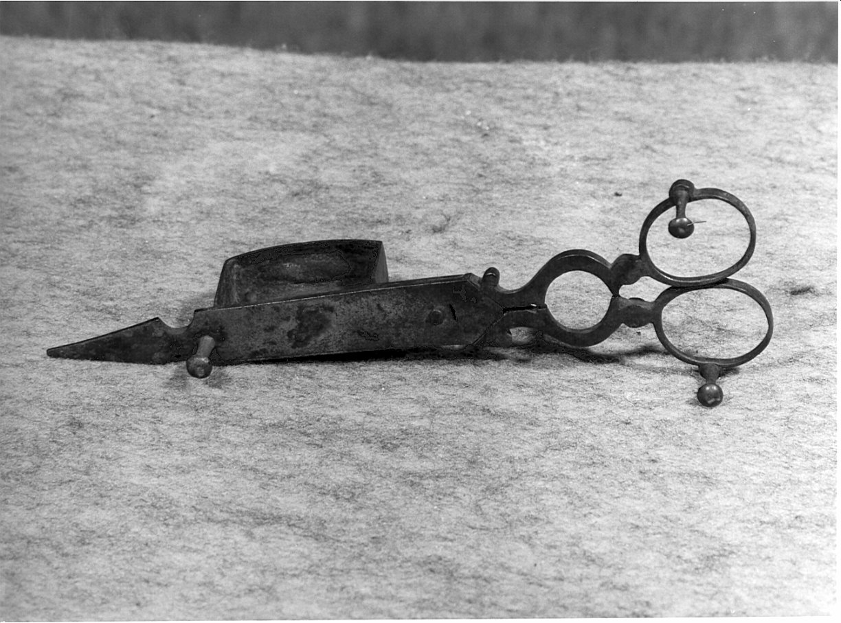 smoccolatoio, opera isolata - bottega lombarda (sec. XVIII)