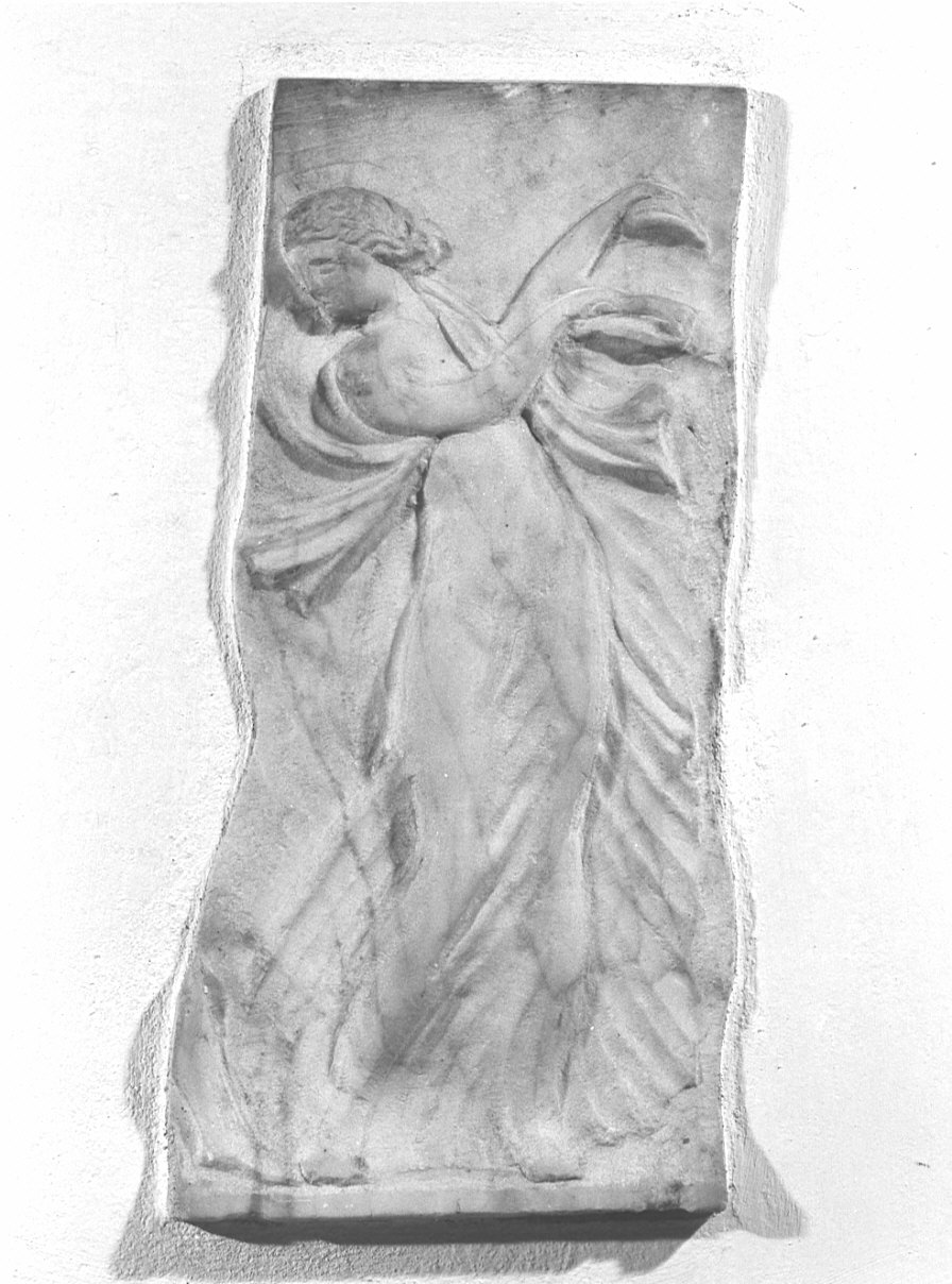 figura femminile (rilievo, frammento) - ambito greco (sec. IV a.C)